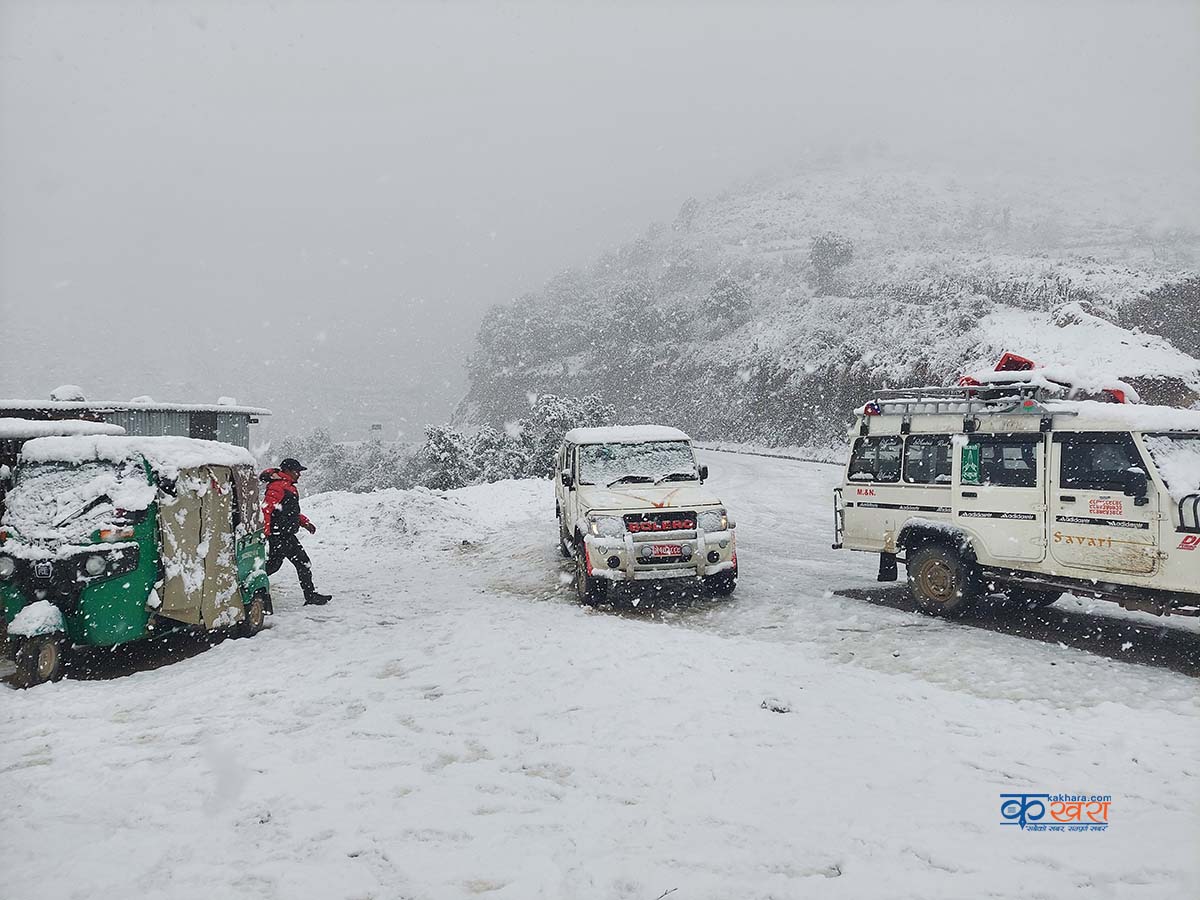 हिमपातका कारण रूकुम पूर्वमा मध्यपहाडि लाेकमार्ग अवरुद्ध